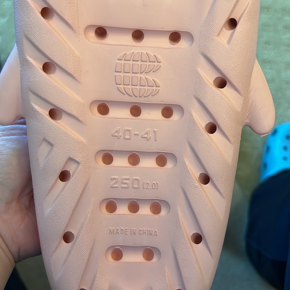 Chedoir Pink Shark Slippers - Picture 2 of 2